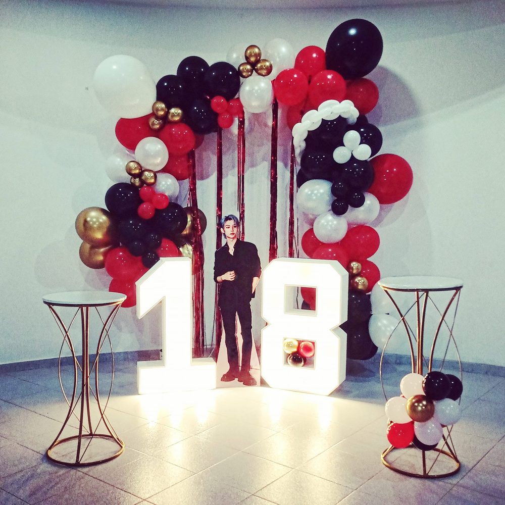 Decoración de 18 años con números iluminados