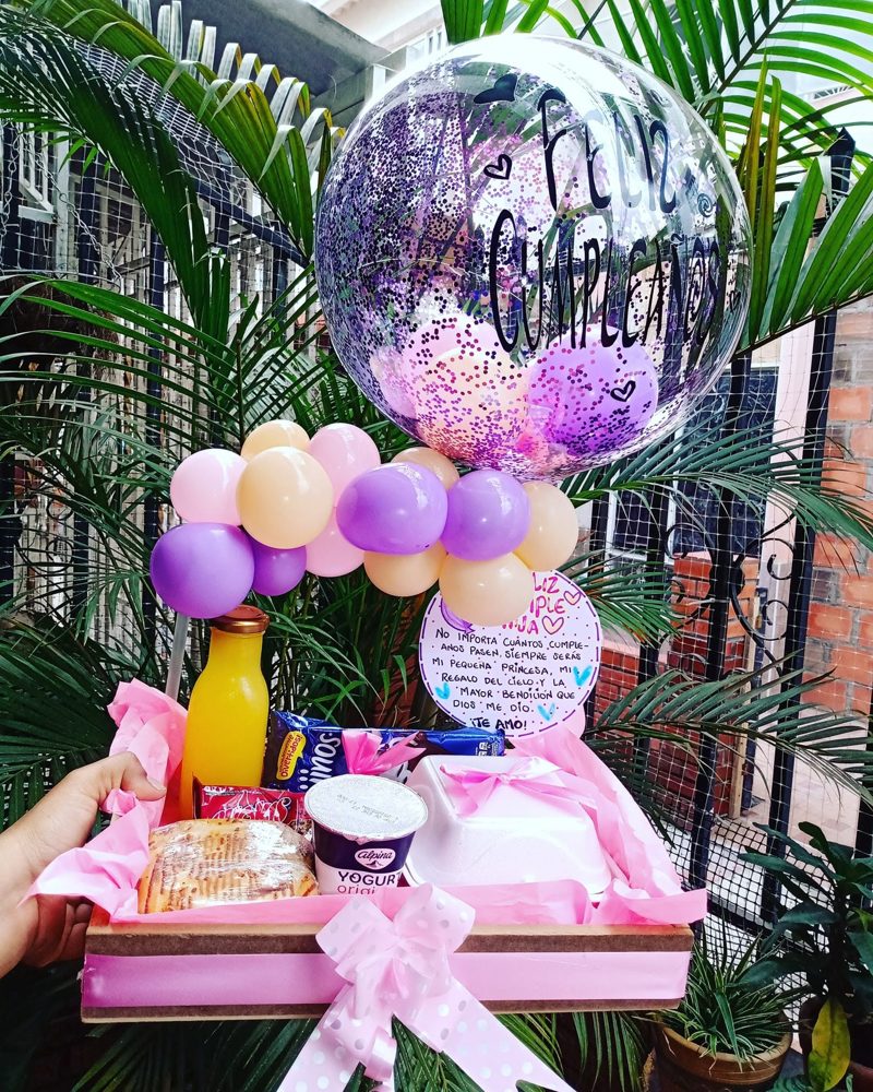 Desayuno sorpresa con globo burbuja y mensaje personalizado