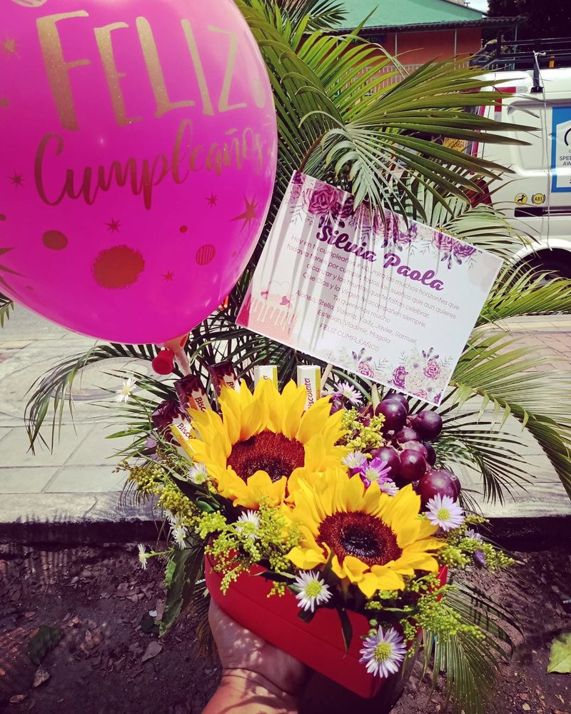 Arreglo de girasoles en caja de corazón