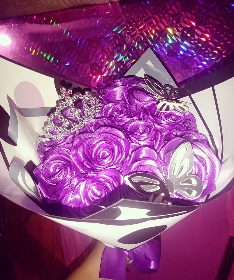 Ramo de rosas eternas moradas con corona