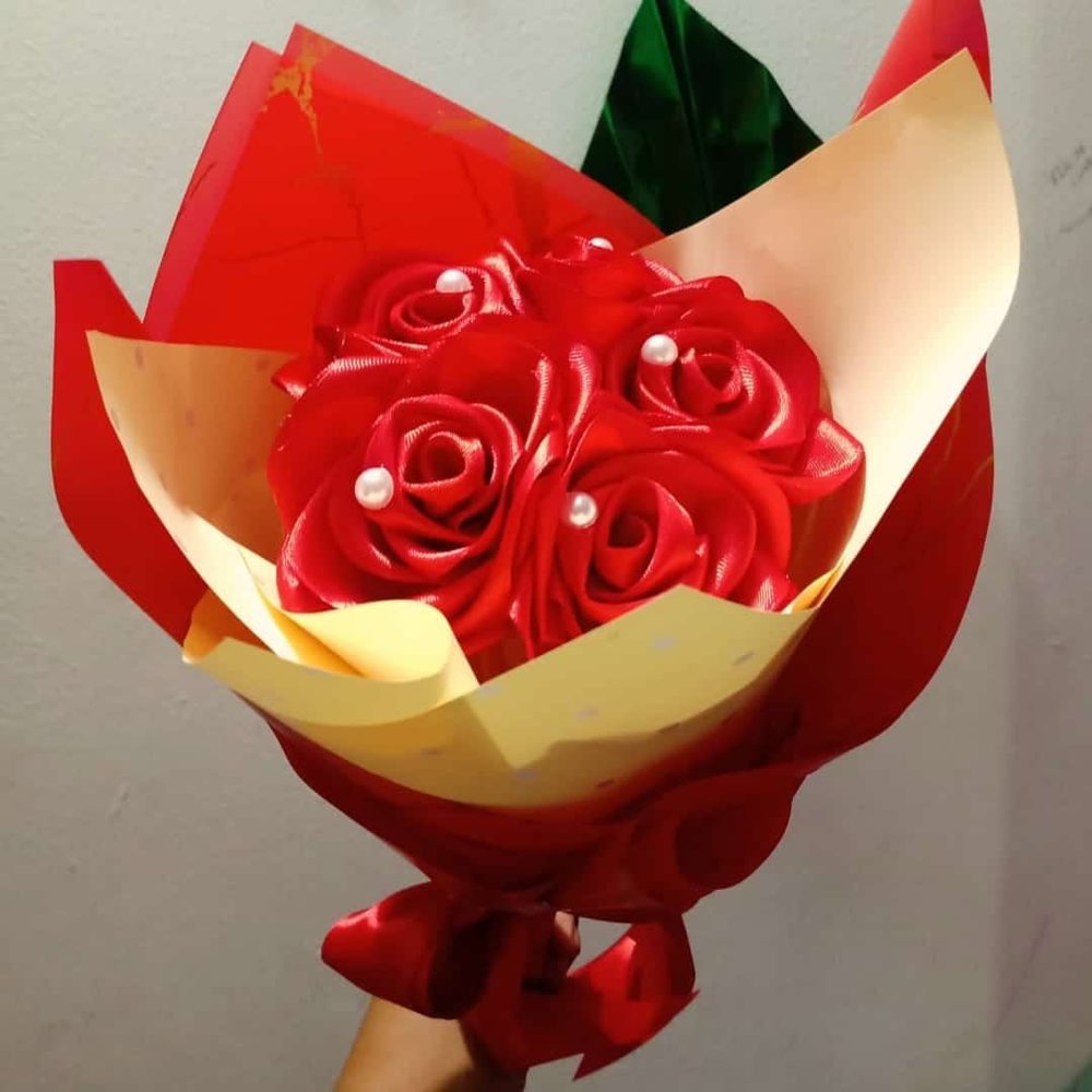Ramo de rosas eternas rojas en cinta